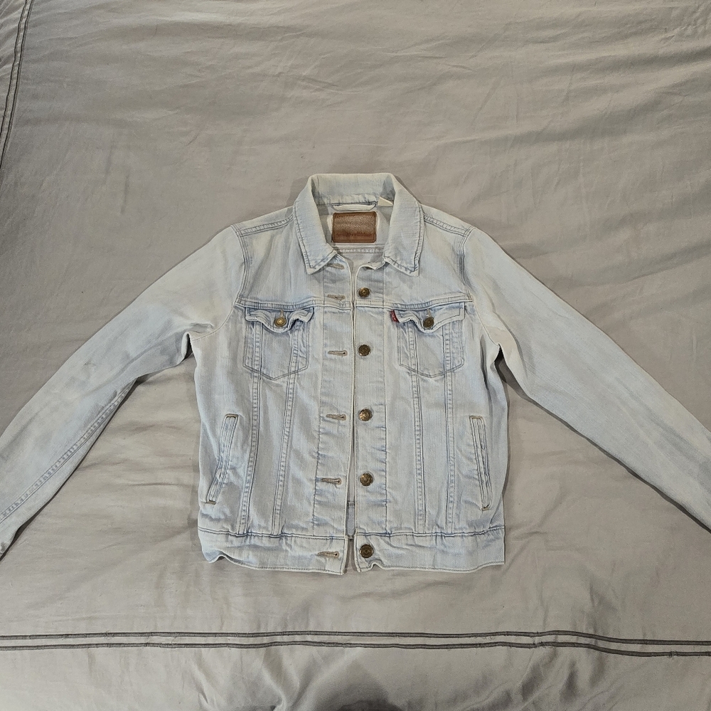 Extra Light Wash Levi's Denim Jacket (M)